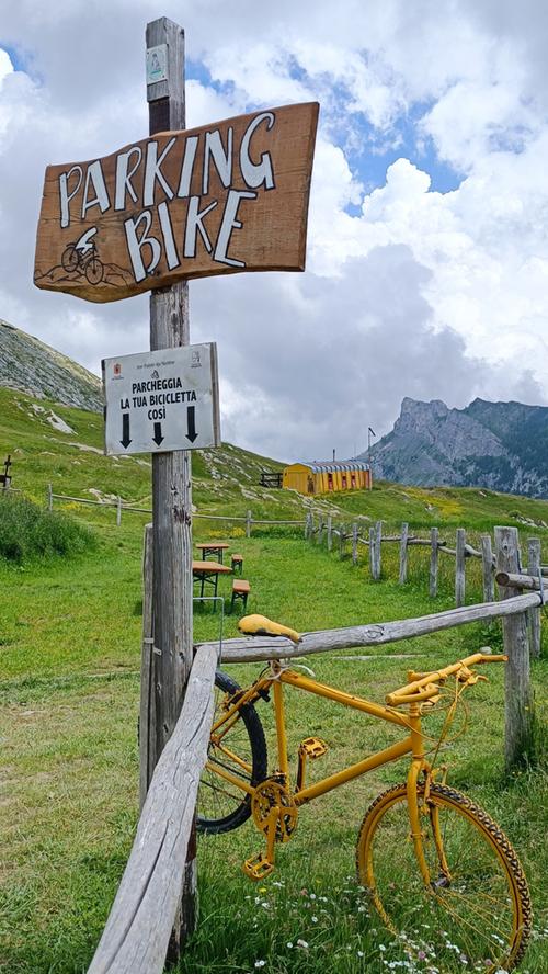 Wer die Schutzhütte Rifugio Don Barbera auf 2079 Metern erklommen hat, muss sein Fahrrad vielleicht nicht gleich an den Nagel hängen. Aber es lohnt sich, es hier abzustellen, um eine piemontesische Brotzeit in dieser Bergeinsamkeit zu genießen.