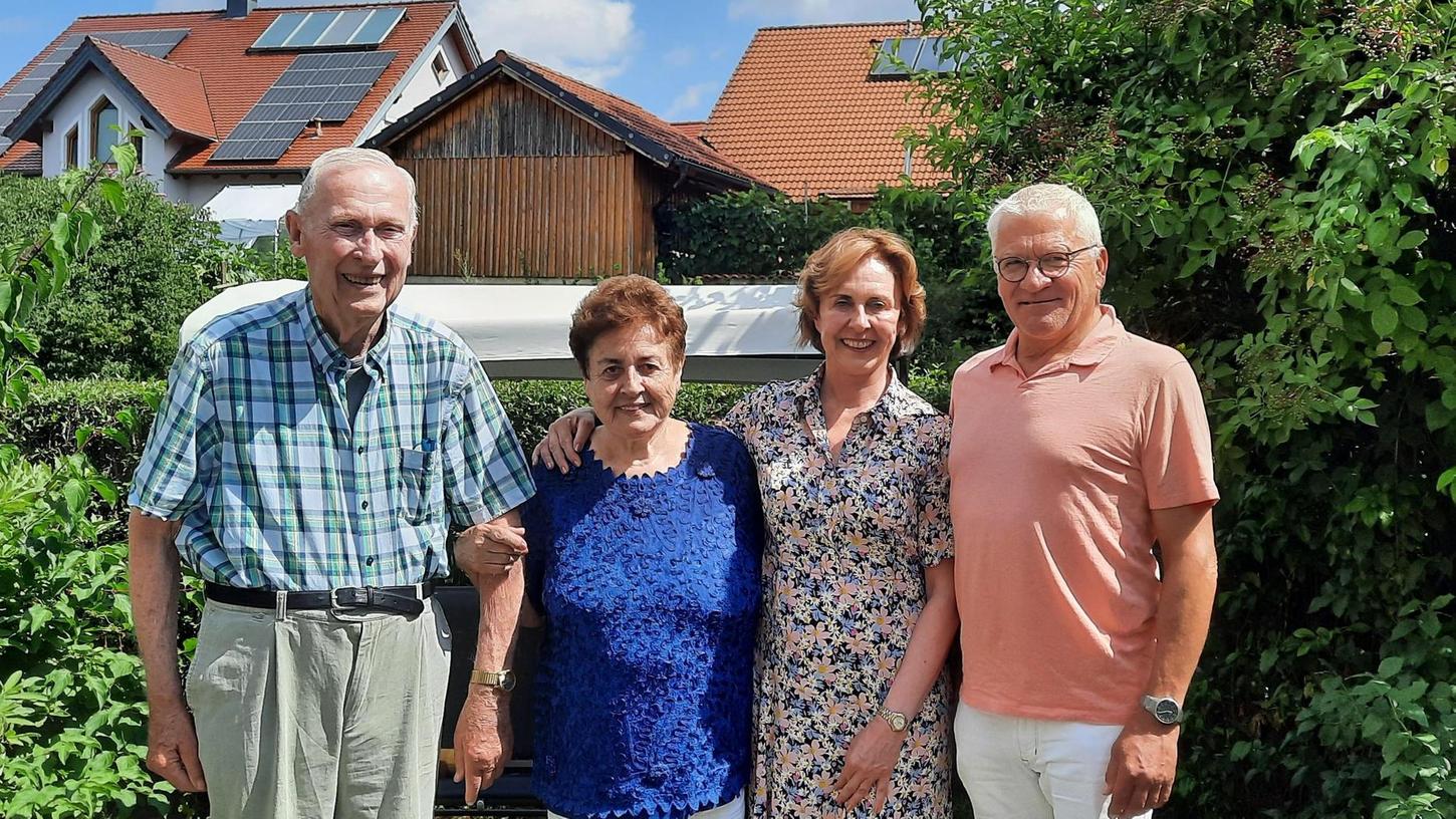 Jubilarin Sabine Rühl (2. v. li.) freute sich über den Geburtstagsbesuch von Zweitem Bürgermeister Norbert Gradl (re.). Mit im Bild sind Ehemann Joachim (li.) sowie Tochter Beate (2. v. re.).