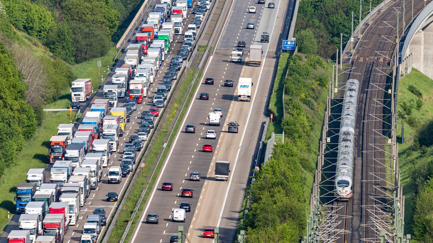 Staumeldungen im Radio liefern Informationen zur Stauursache und verraten weitere Details zur voraussichtlichen Weiterfahrt sowie zu alternativen Routen.