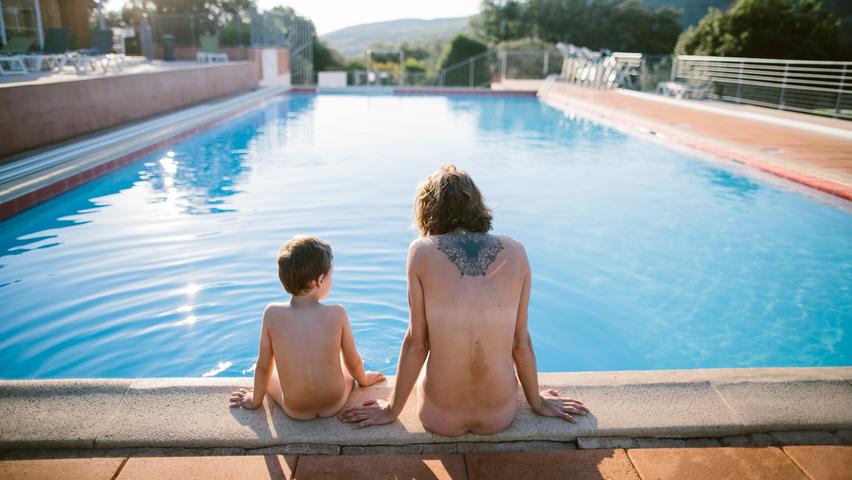 Badehosen sind in der großen Schwimmanlage allerdings tabu. Das gleiche gilt für die verschiedenen angebotenen Freizeitaktivitäten - hier wird sich ausschließlich nackt ausgetobt.