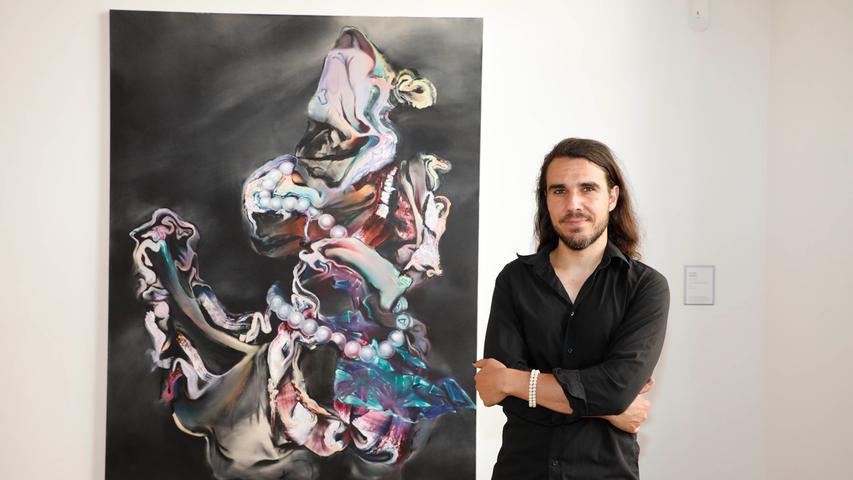 Michael Grebner mit seinem Gemälde "AllColoursAreBeautiful (Medusa)". Er erhält einen der weiteren NN-Kunstpreise.