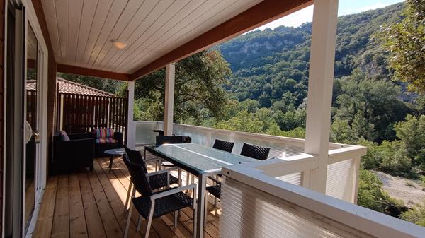 Campen mitten in der Natur: Die Terrasse bietet einen hervorragenden Blick auf die Cèze-Schlucht. Die spannende Reportage zu dieser Bildergalerie lesen Sie hier in unserem Premiumportal nn.de.