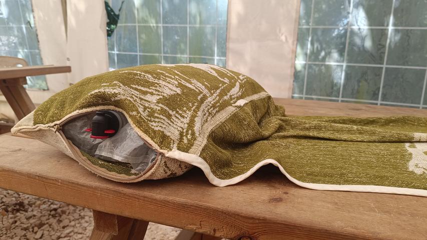 Der ständige Begleiter des Naturisten ist das Handtuch. Es wird in der Regel als Unterlage zum sitzen oder einfach zum abtrocknen genutzt. Dabei gibt es auch ausgefallenere Varianten wie dieses Tuch mit eingebautem Kopfkissen.