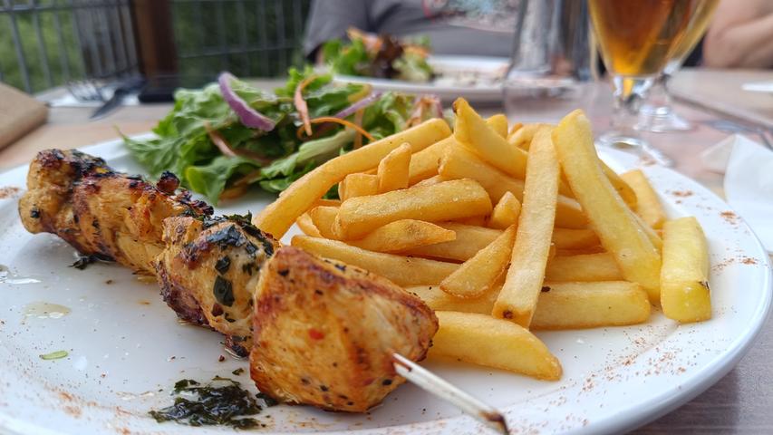 Gutes Essen gehört in Frankreich einfach dazu. Den Gästen der Restaurants auf dem Platz ist es freigestellt, ob sie lieber bekleidet oder textilfrei speisen.
