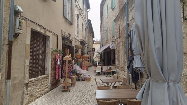 Ganz in der Nähe des Platzes befindet sich die französische Gemeinde Barjac mit ihren herrlich urigen Gassen.