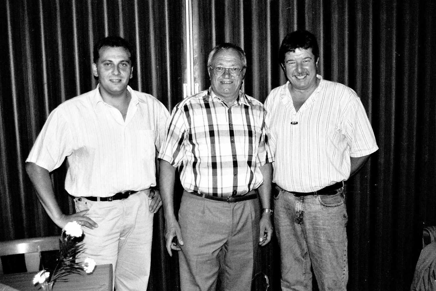 Fritz Kolb, Rettungsassistent im Kreisverband des Bayerischen Roten Kreuzes, wird im Kreise seiner Kollegen in den Ruhestand verabschiedet. Er begann am 1. April 1967 bei der damals noch selbstständigen Dienststelle Gunzenhausen als Sanitäter. Die Wache war zu diesem Zeitpunkt noch mit den beiden Kollegen Adolf Schmidt und Herbert Wiedmann besetzt. Auf dem Foto: BRK-Personalratsmitglied Jürgen Blenk (links) und Richard Föttinger (recht) wünschen Fritz Kolb für den Ruhestand alles Gute.