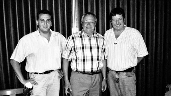 Fritz Kolb, Rettungsassistent im Kreisverband des Bayerischen Roten Kreuzes, wird im Kreise seiner Kollegen in den Ruhestand verabschiedet. Er begann am 1. April 1967 bei der damals noch selbstständigen Dienststelle Gunzenhausen als Sanitäter. Die Wache war zu diesem Zeitpunkt noch mit den beiden Kollegen Adolf Schmidt und Herbert Wiedmann besetzt. Auf dem Foto: BRK-Personalratsmitglied Jürgen Blenk (links) und Richard Föttinger (recht) wünschen Fritz Kolb für den Ruhestand alles Gute.