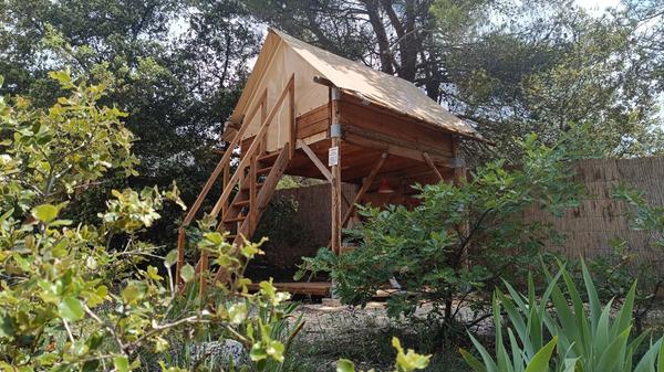 Auf dem Platz gibt es verschiedenste Unterkünfte. Neben Stellplätzen, Mobilheimen und einem Schlafsaal gibt es auch eine Art Baumhaus für Fahrrad-Touristen. Die spannende Reportage zu dieser Bildergalerie lesen Sie hier in unserem Premiumportal nn.de.