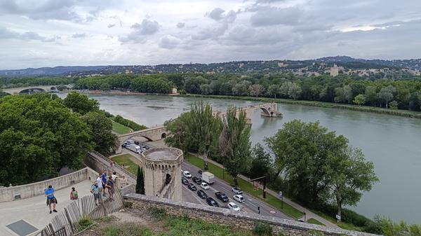 Hier befindet sich auch die berühmte Brücke, die Pont Saint Bénézet, ein Wahrzeichen der Stadt.