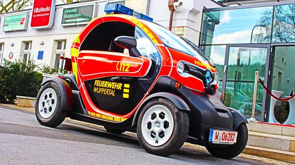 Im April 2014 trat der Twizy seinen Dienst bei der städtischen Feuerwehr Wuppertal an. Im Rahmen eines Feldversuchs unterstützt er die Einsatzkräfte bei der Bekämpfung von Kleinfeuern und absolviert Erkundungsfahrten.