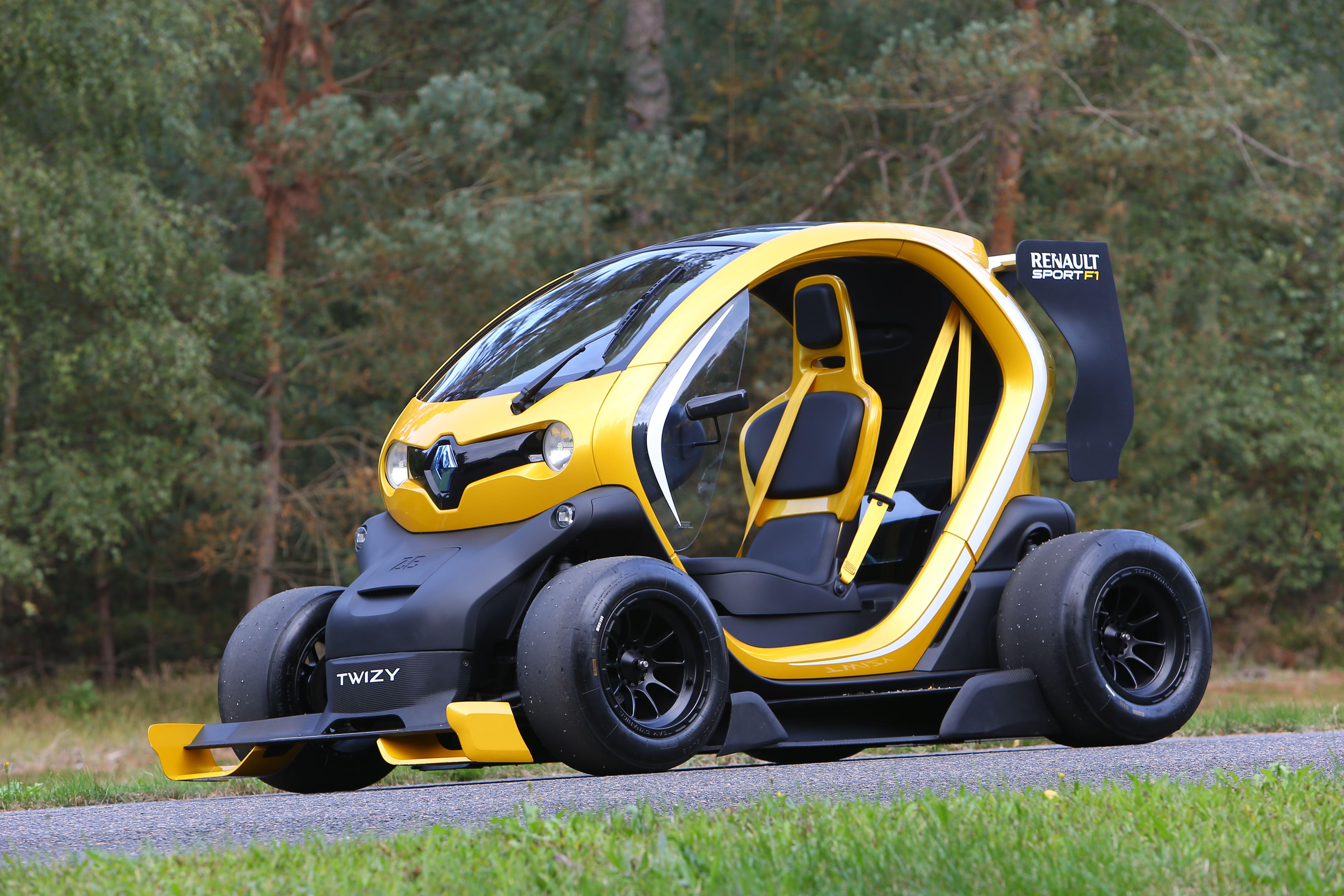 2013 verwandelten die Performance-Profis von Renault Sport den Twizy in einen Rennwagen mit Front- und Heckflügel, Heckdiffusor, Karbon, Rennslicks und Formel-1-Hightech.