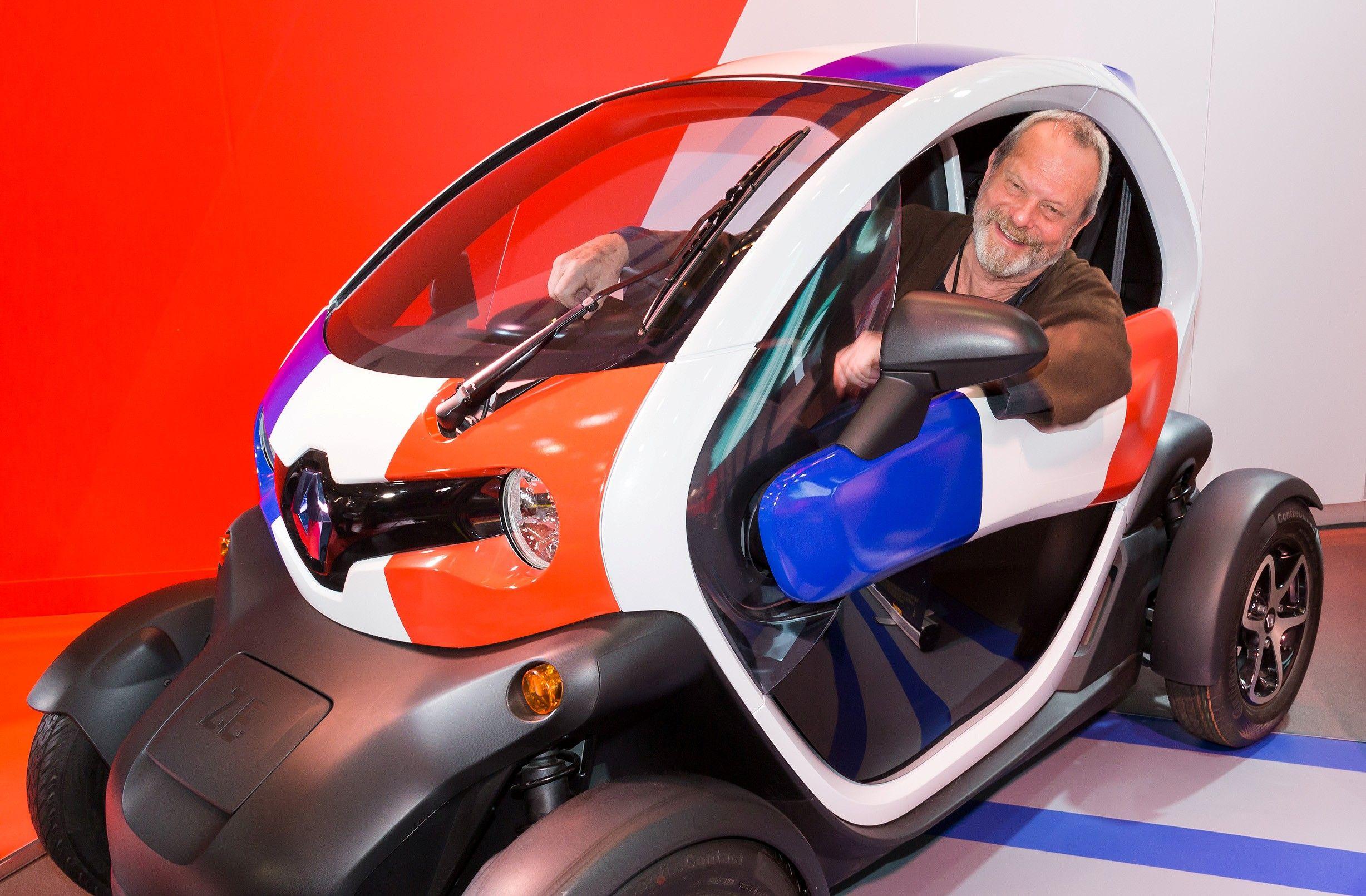 Regie führte Terry Gilliam, der hier im Twizy probesitzt.