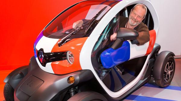 Regie führte Terry Gilliam, der hier im Twizy probesitzt.