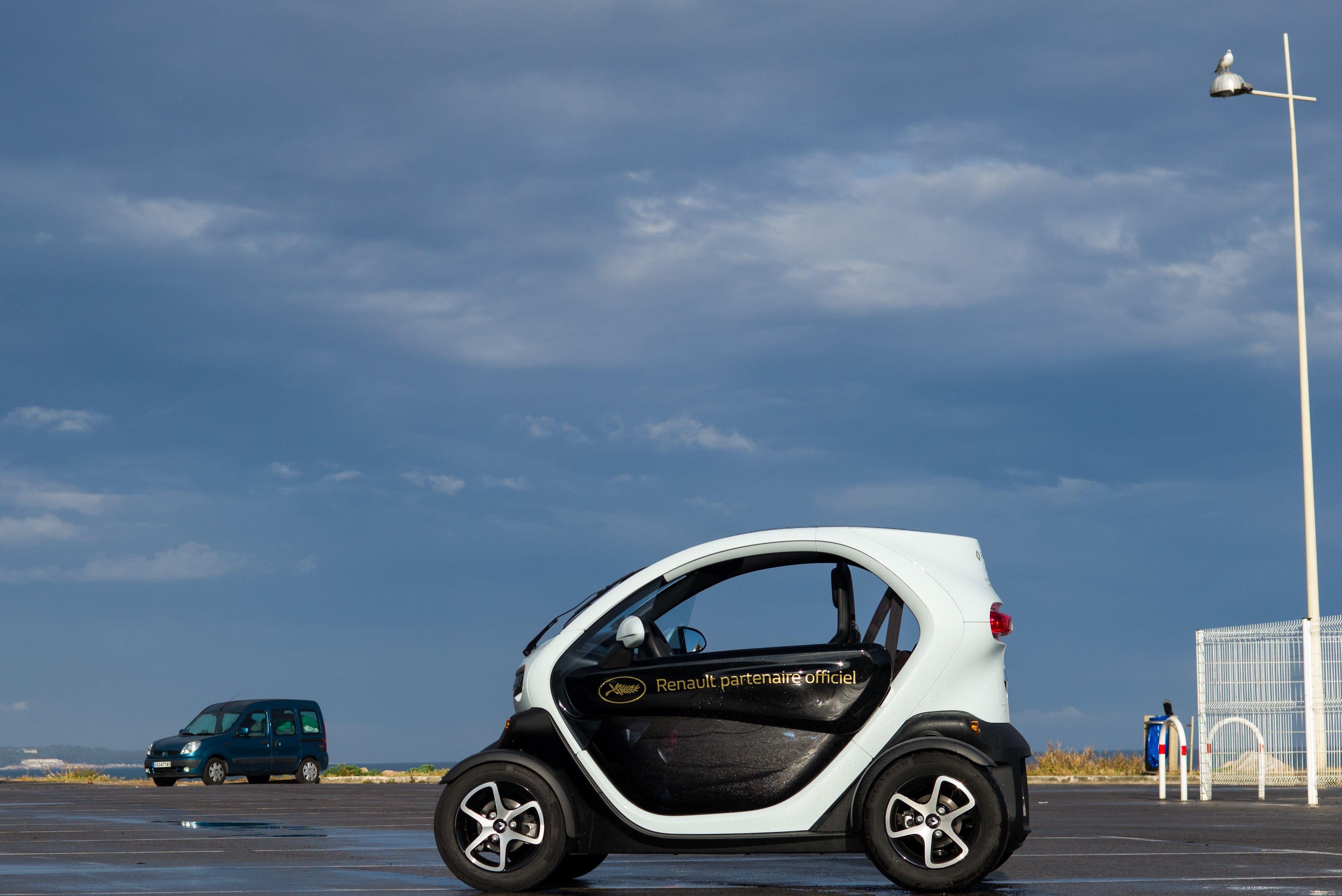 Die stärkere Version - 12,6 kW/17 PS - muss nach 90 Kilometern wieder an die Schuko-Steckdose, erreicht Tempo 80, verlangt aber nach der klassischen Fahrerlaubnis B. Preis: ab 12.150 Euro