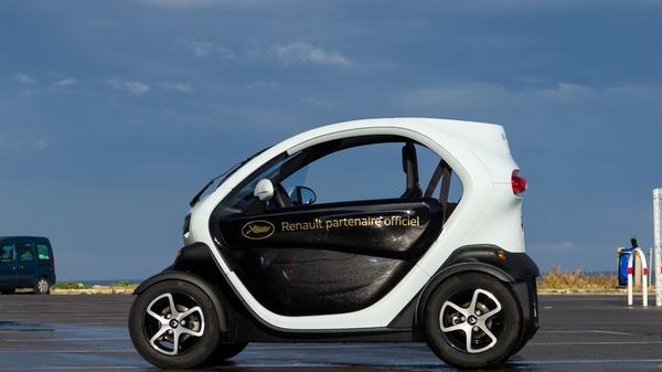 Die stärkere Version - 12,6 kW/17 PS - muss nach 90 Kilometern wieder an die Schuko-Steckdose, erreicht Tempo 80, verlangt aber nach der klassischen Fahrerlaubnis B. Preis: ab 12.150 Euro