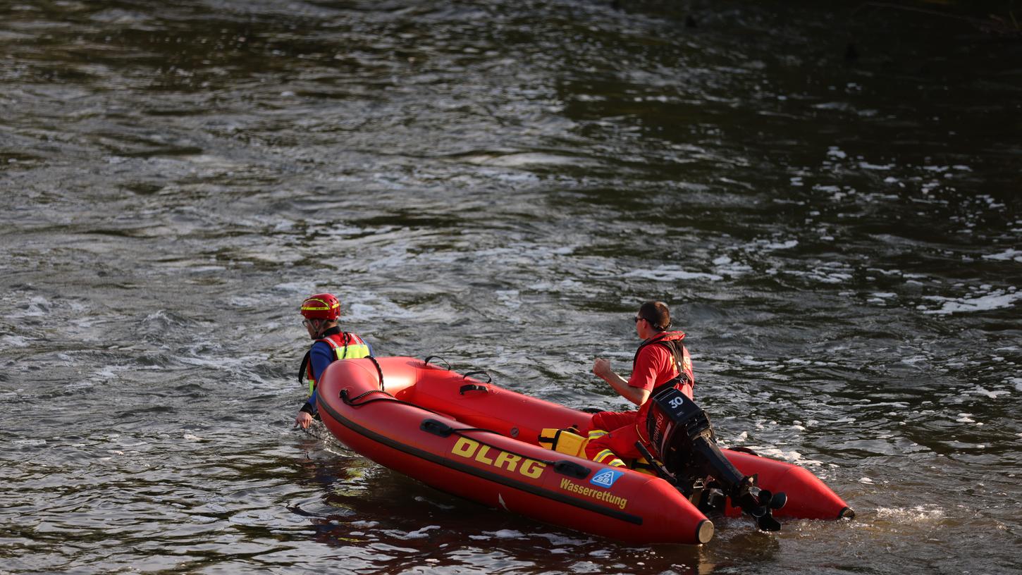 Seit Dienstagabend wird wird ein junger Mann vermisst, der vermutlich beim Baden in der Regnitz untergegangen ist. Seit Dienstagabend wird wird ein junger Mann vermisst, der vermutlich beim Baden in der Regnitz untergegangen ist.