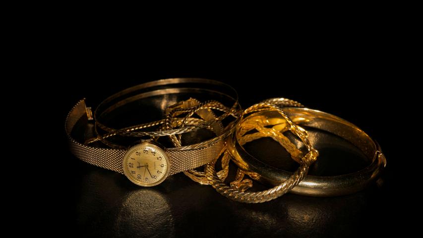Ihr Schmuckstücke haben an Glanz verloren? Hier finden Sie die besten Hausmittel, mit denen Sie Ihren Goldschmuck reinigen können. Ihr Schmuckstücke haben an Glanz verloren? Hier finden Sie die besten Hausmittel, mit denen Sie Ihren Goldschmuck reinigen können.