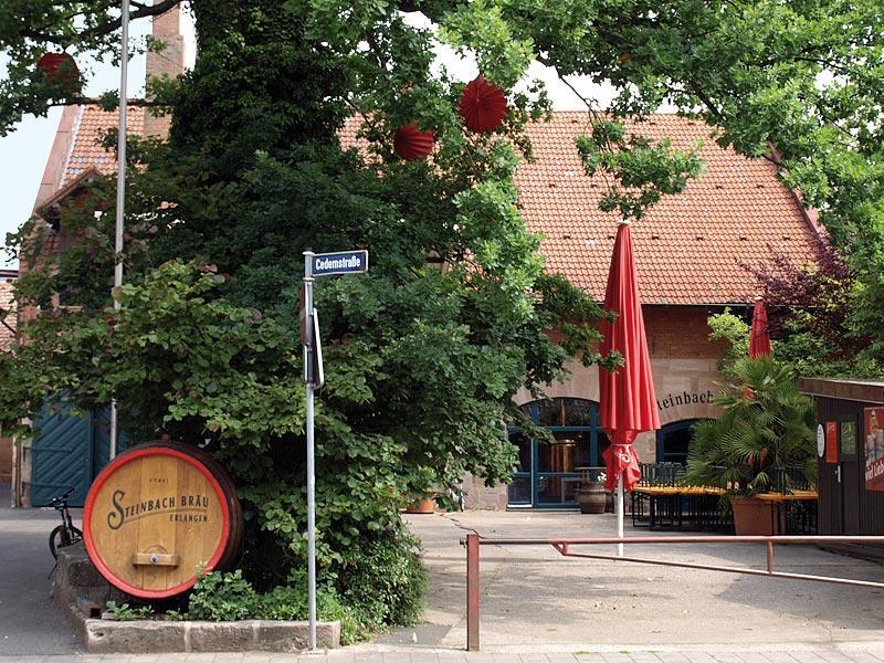 Die 1995 gegründete Steinbach-Bräu ist aus Erlangen nicht mehr wegzudenken und schaffte es auch in unserem Voting auf Platz 25. Auf der gemütlichen Terrasse oder im Innenraum neben Bierkesseln können Gäste täglich von 17 bis 23 Uhr ein paar bodenständige Mahlzeiten und das Steinbach-Bier genießen. // Vierzigmannstraße 4, 91054 Erlangen