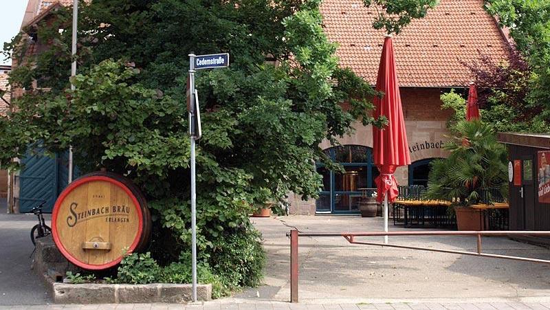 Die 1995 gegründete Steinbach-Bräu ist aus Erlangen nicht mehr wegzudenken und schaffte es auch in unserem Voting auf Platz 25. Auf der gemütlichen Terrasse oder im Innenraum neben Bierkesseln können Gäste täglich von 17 bis 23 Uhr ein paar bodenständige Mahlzeiten und das Steinbach-Bier genießen. // Vierzigmannstraße 4, 91054 Erlangen