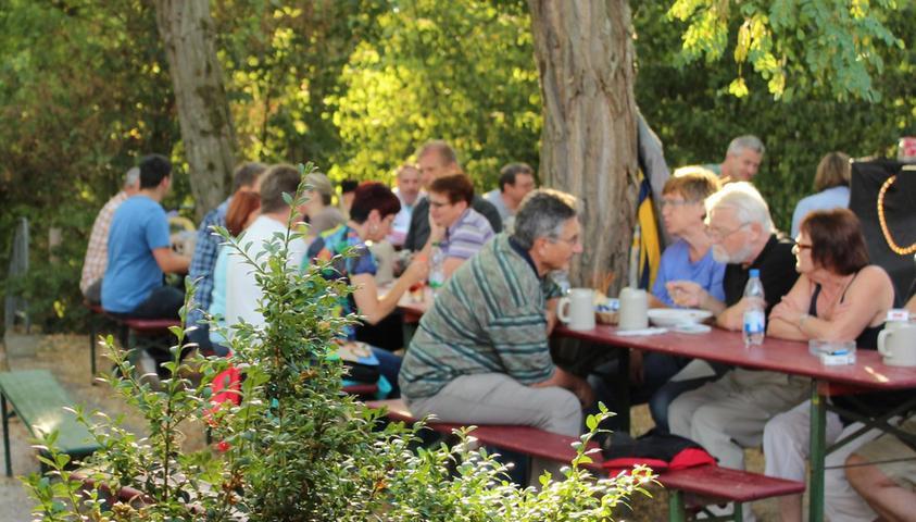 Der Voggendorfer Felsenkeller ist noch ein wahrer Geheimtipp. Das Bier kommt direkt von der Brauerei Prechtl aus den Höhlen unter dem Berg aus dem Zapfhahn. Gemeisam mit einer deftigen Brotzeit lädt der Biergarten zu geselligen Stunden ein. Unter der Woche geöffnet ab 17 Uhr. Freitag und Samstag ab 15 Uhr und sonntags ab 11 Uhr.  // Voggendorf 23, 91486 Uehlfeld