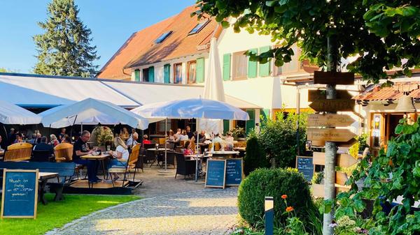 Der Gasthof Blumenthal in Spalt bietet seinen Gästen regionale und saisonale Küche. Obst, Gemüse, Brot und Fleisch kommen aus der direkten Umgebung. Zum Trinken gibt es Bier aus der Stadtbrauerei Spalt und fränkische Weine. Auch als Location für Hochzeiten oder Familienfeiern eignet sich der Gasthof Blumenthal. Geöffntet ist Mittwoch bis Samstag von 11.30 bis 15 Uhr und nach einer kurzen Pause wieder ab 17 Uhr bis 22 uhr. Sonntags von 11 bis 15 Uhr. // Stiegelmühle 42, 91174 Spalt