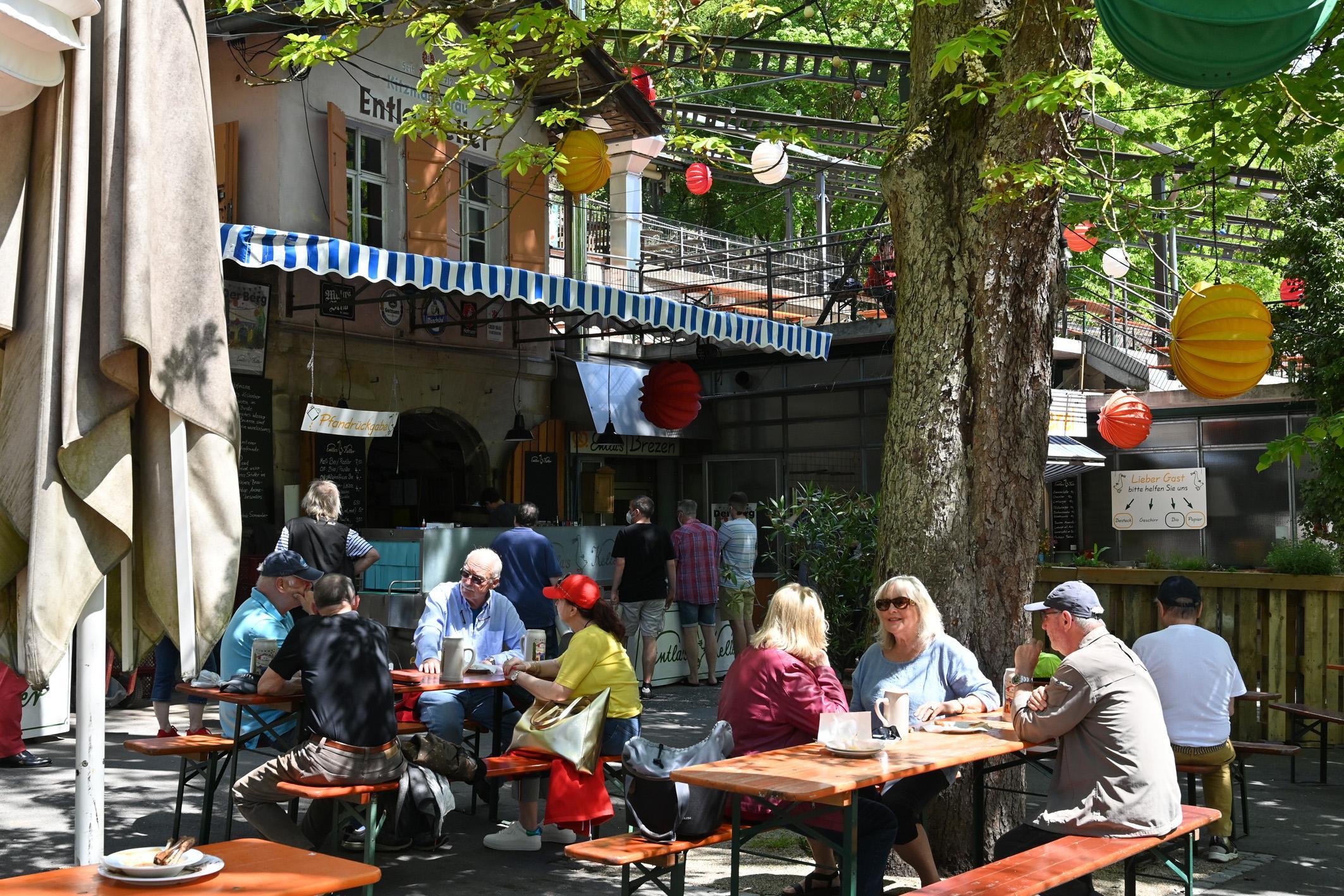 Der Entla's Keller trudelt auf Platz 17 ein. Der Biergarten am Erlanger Berg wartet mit süffigem Kellerbier, fruchtigem Spezialsud und einem wechselnden Monatsbier auf. Das Essensangebot enthält unter anderem Ente vom Grill, Schäufele aus dem Ofen und Bratwürste vom Rost. Zahlreiche vegetarische Alternativen runden das Angebot ab. Von April bis zum letzten Sonntag im September bei schönem Wetter täglich von 11 bis 23 Uhr geöffnet. // An den Kellern 5-7, 91054 Erlangen