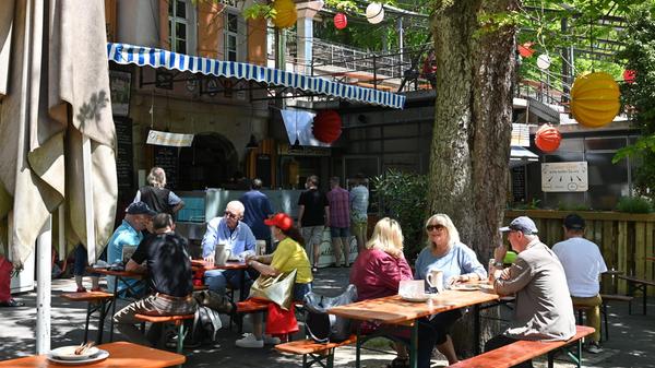 Der Entla's Keller trudelt auf Platz 17 ein. Der Biergarten am Erlanger Berg wartet mit süffigem Kellerbier, fruchtigem Spezialsud und einem wechselnden Monatsbier auf. Das Essensangebot enthält unter anderem Ente vom Grill, Schäufele aus dem Ofen und Bratwürste vom Rost. Zahlreiche vegetarische Alternativen runden das Angebot ab. Von April bis zum letzten Sonntag im September bei schönem Wetter täglich von 11 bis 23 Uhr geöffnet. // An den Kellern 5-7, 91054 Erlangen