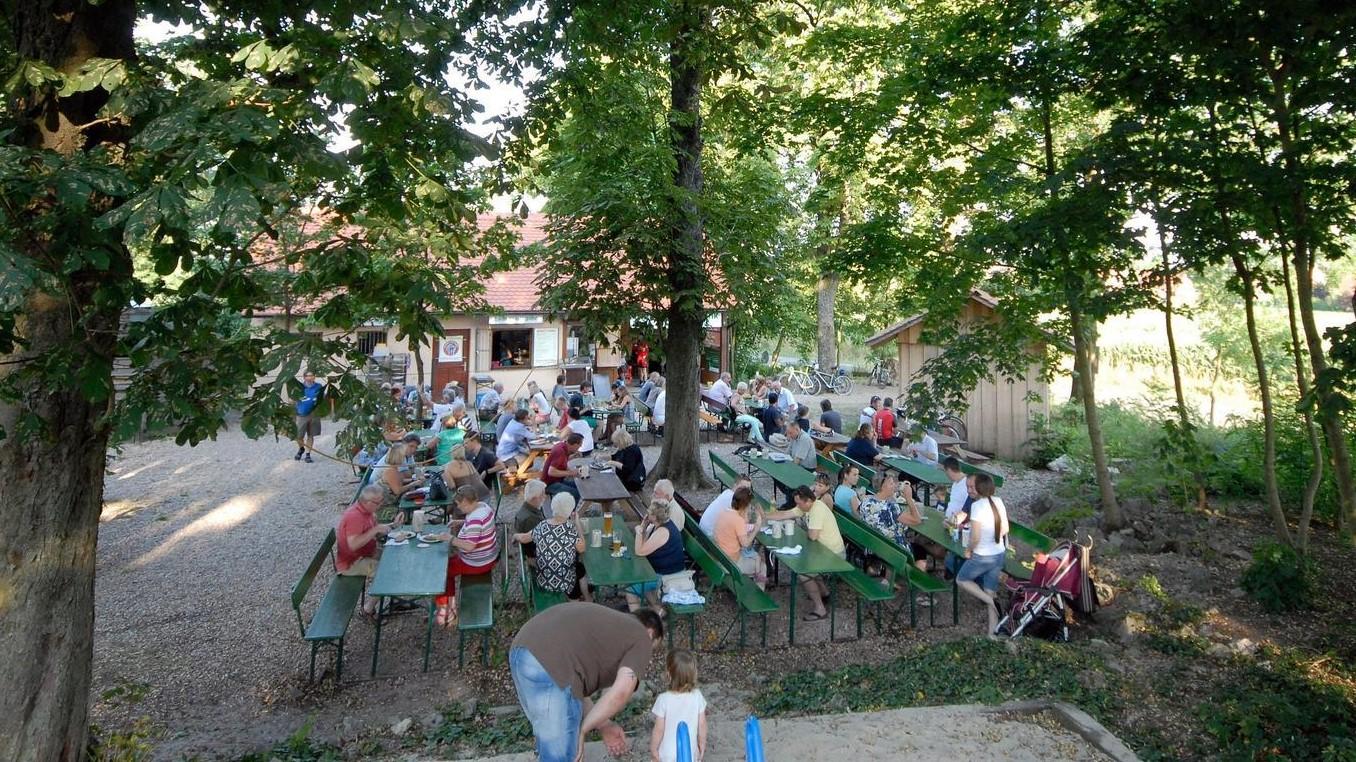 Der 1894 gegründete Brauereigasthof Geyer empfängt in Oberreichenbach im Landkreis Erlangen-Höchstadt bei schönem Wetter Gäste in seinem Biergarten. Freitags gibt es immer Makrelen vom Grill, samstags und sonntags Schäufele und Braten. Der Bierkeller hat ab 15 Grad geöffnet. Geöffnet ist Freitag und Samstag von 17 bis 21 Uhr. // Tanzenhaider Weg, 91097 Oberreichenbach