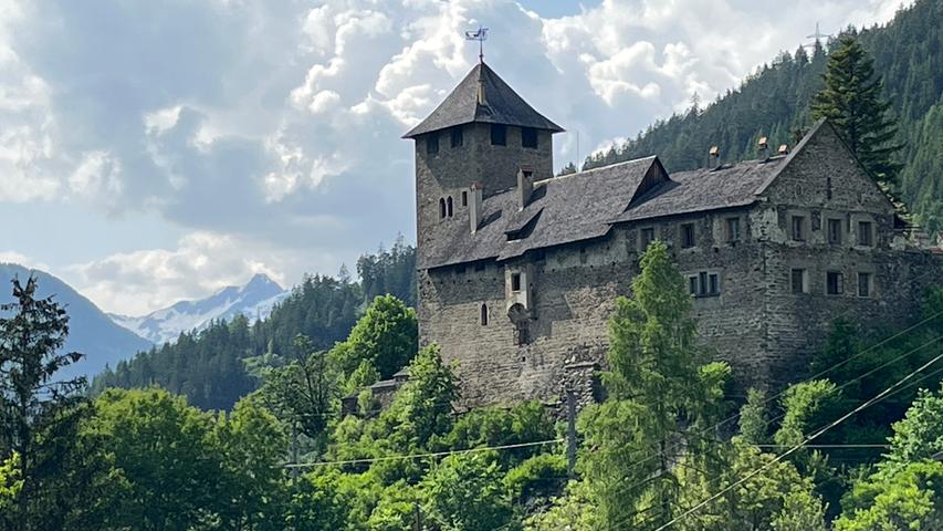 Schloss Wiesberg befindet sich heute in Privatbesitz und kann nur aus der Ferne bewundert werden. Weitere Infos zum Burgenweg und seinen Etappen bei der Alpinschule Innsbruck, Telefon 030 318 77 933 60,  www.asi-reisen.de