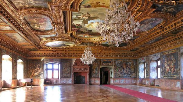 Einst war der prunkvolle Bau in Roth ein Jagdschloss des Markgrafen von Brandenburg-Ansbach, später lebte die Industriellenfamilie Stieber in den repräsentativen Räumen des Schlosses Ratibor. Von Dienstag bis Sonntag können die historisch ausgestatteten Wohnräume und das Museum besichtigt werden, jeden ersten Sonntag im Montag gibt es eine Führung mit vielen weiteren Informationen. Auf ihre Kosten kommen hier nicht nur Geschichtsfans - mit Spielaktionen und Sonderausstellungen ist auch für Kinder einiges geboten. Im Schlosshof finden im Sommerhalbjahr zahlreiche Veranstaltungen statt. Geöffnet ist das Museum von März bis November.