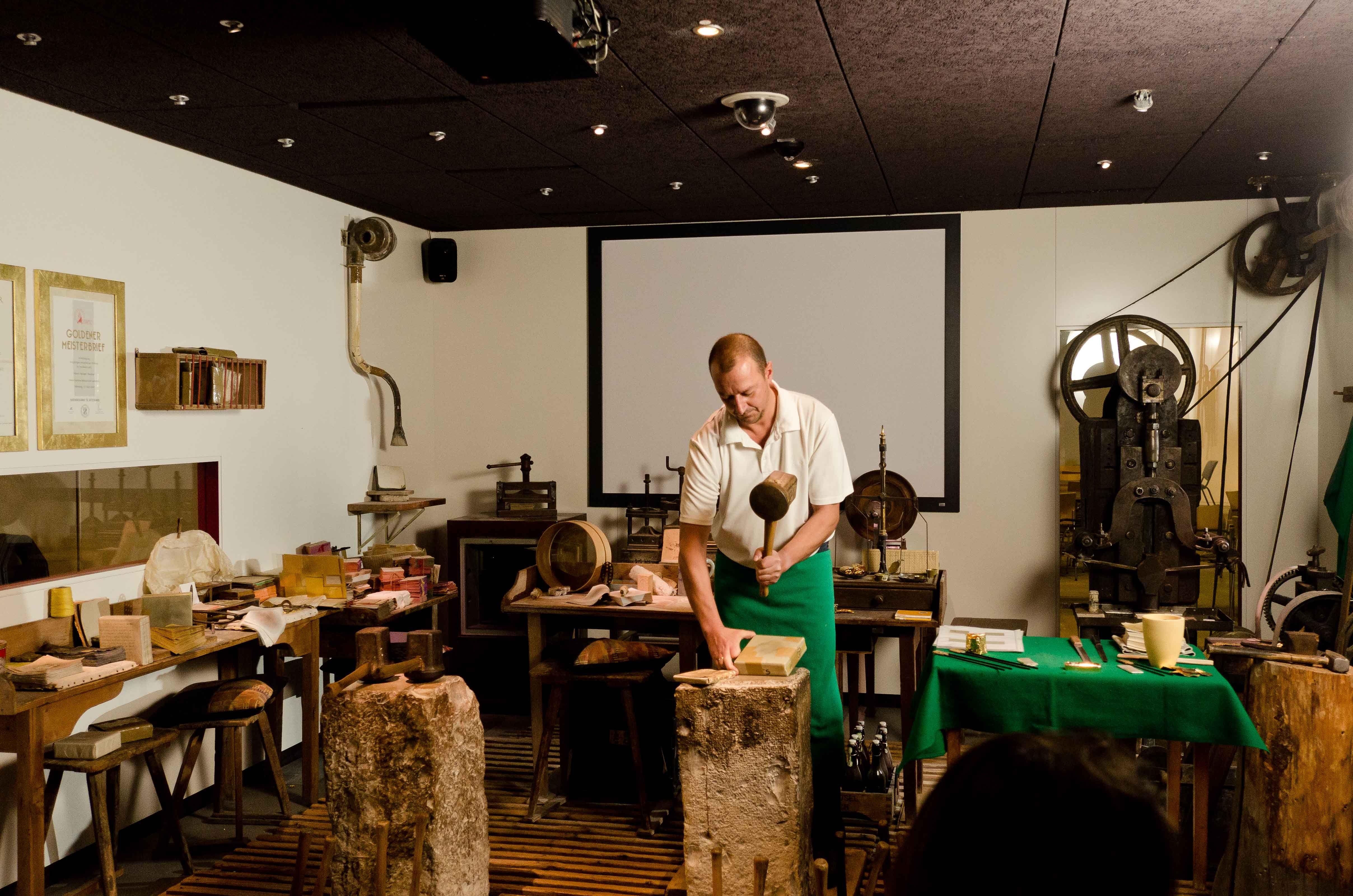 Plötzlich donnert es heftig. Der Boden vibriert und wackelt. Kleine Kinder sollten vorher die Vorführwerkstatt lieber verlassen. Aber es ist eindrucksvoll, wenn Goldschlägermeister Werner Auer den historischen Hammer in Bewegung setzt. Jeden ersten Samstag im Monat erfahren Interessierte in der Goldschläger-Vorführwerkstatt des Schwabacher Stadtmuseums, wie aus einem kleinen Goldbarren Blattgold entsteht, das gerade mal einen 10.000stel Millimeter dünn ist. Dauer: 90 Minuten, weitere Infos gibt es hier.