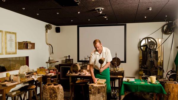 Plötzlich donnert es heftig. Der Boden vibriert und wackelt. Kleine Kinder sollten vorher die Vorführwerkstatt lieber verlassen. Aber es ist eindrucksvoll, wenn Goldschlägermeister Werner Auer den historischen Hammer in Bewegung setzt. Jeden ersten Samstag im Monat erfahren Interessierte in der Goldschläger-Vorführwerkstatt des Schwabacher Stadtmuseums, wie aus einem kleinen Goldbarren Blattgold entsteht, das gerade mal einen 10.000stel Millimeter dünn ist. Dauer: 90 Minuten, weitere Infos gibt es hier.