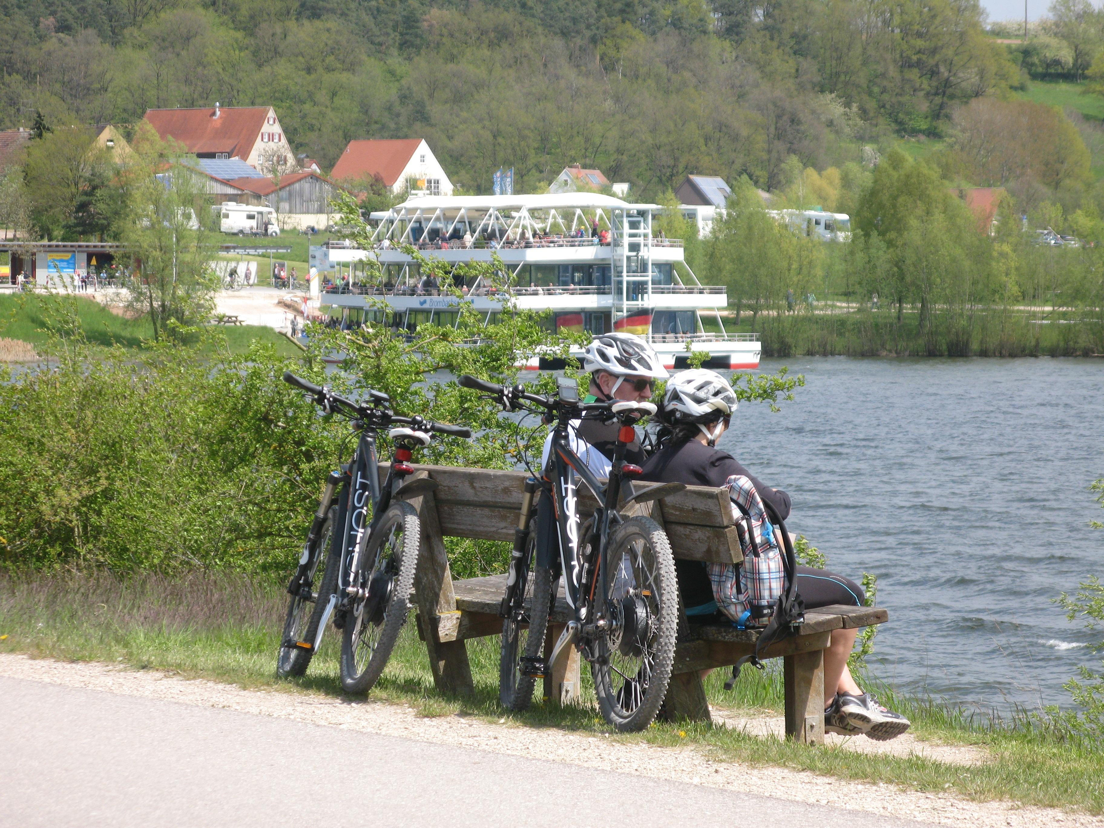 Getrennt durch einen Damm, sind die beiden Brombachseen die Allrounder im Fränkischen Seenland. Der Kleine Brombachsee im Westen ist bekannt für sein Angebot für Wassersportler und Camper. Der Große Brombachsee ist mit neun Quadratkilometern Wasserfläche der größte See Frankens. Für einen Urlaub oder Kurztrip ist hier alles geboten: Badestrände, Segelschulen, die Fahrt auf dem Trimaran und viele kulinarische Angebote. Außenherum locken waldreiche Spazierwege, Fahrradrouten und Kinderspielplätze auch bei kühlerem Wetter.