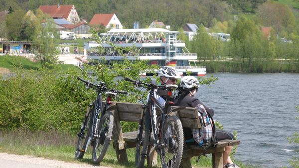 Getrennt durch einen Damm, sind die beiden Brombachseen die Allrounder im Fränkischen Seenland. Der Kleine Brombachsee im Westen ist bekannt für sein Angebot für Wassersportler und Camper. Der Große Brombachsee ist mit neun Quadratkilometern Wasserfläche der größte See Frankens. Für einen Urlaub oder Kurztrip ist hier alles geboten: Badestrände, Segelschulen, die Fahrt auf dem Trimaran und viele kulinarische Angebote. Außenherum locken waldreiche Spazierwege, Fahrradrouten und Kinderspielplätze auch bei kühlerem Wetter.