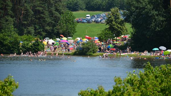 Rund 210 Hektar groß ist der Rothsee - viel Platz für Badegäste, Wassersportler und Naturliebhaber. Im Bereich der Vorsperre tummeln sich ausschließlich die Schwimmfans, mit der Hauptsperre haben Segler und Surfer ihr Revier. Birkach, Grashof und Heuberg sind die drei Seezentren, letzteres bietet in seiner Segelschule auch Kurse für künftige Wasserratten. Doch auch wer lieber mit beiden Füßen im Trockenen bleiben möchte, kommt im Naherholungsgebiet auf seine Kosten: 11,9 Kilometer Uferlänge bieten Spaziergängern und Wasservögel-Beobachtern viel Raum.