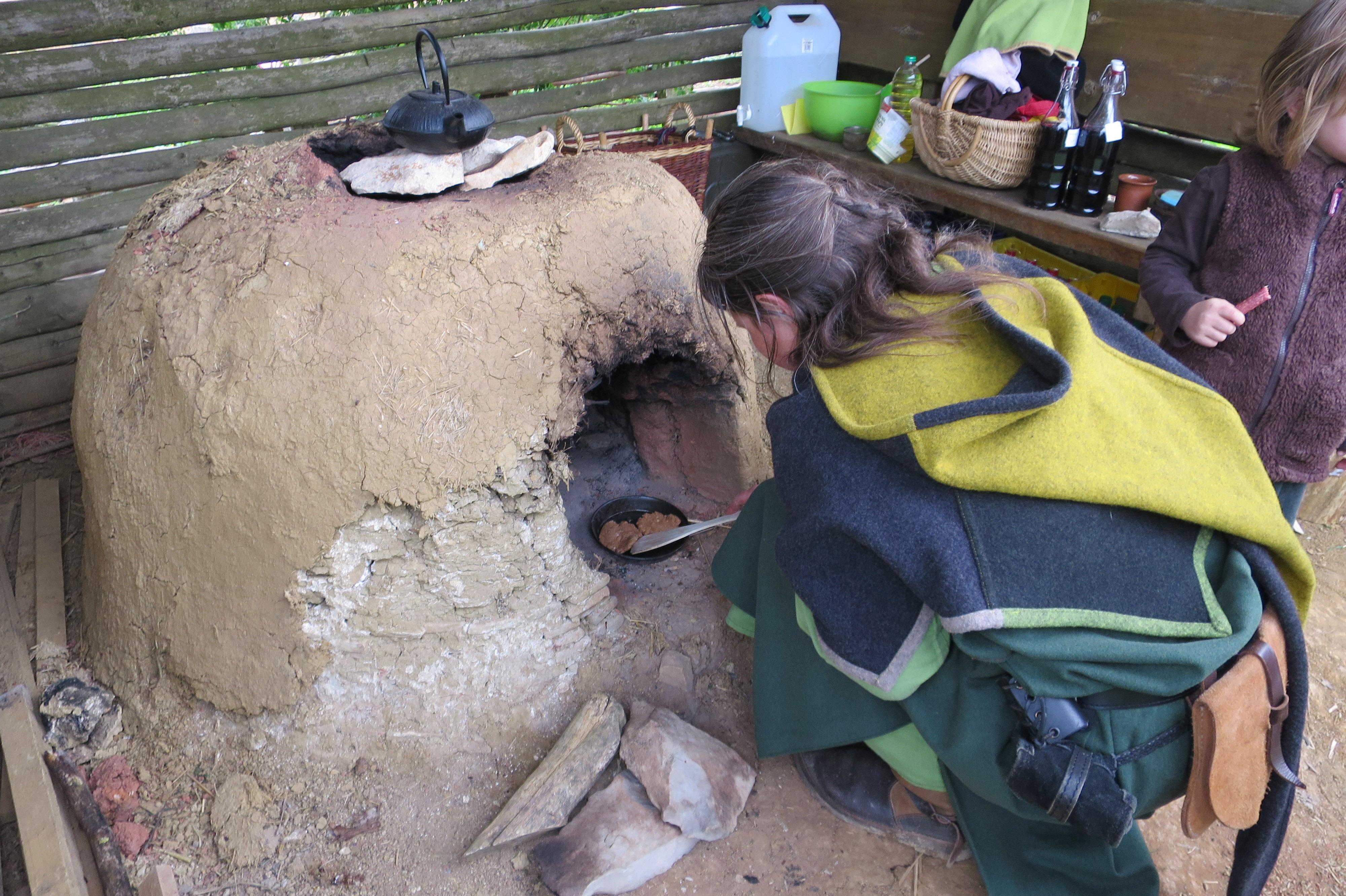 Wie haben unsere Vorfahren vor 5000 Jahren gelebt? Wie sah ein echtes keltisches Haus aus? Und wie haben die Menschen in Bayern damals gekocht und gegessen? Beim Besuch im Geschichtsdorf Landersdorf in Thalmässing werden zahlreiche Einblicke in unsere Geschichte gegeben. Besonders lebendig wird sie alljährlich am dritten Sonntag im September, wenn dort das Keltenfest stattfindet.