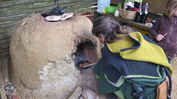 Wie haben unsere Vorfahren vor 5000 Jahren gelebt? Wie sah ein echtes keltisches Haus aus? Und wie haben die Menschen in Bayern damals gekocht und gegessen? Beim Besuch im Geschichtsdorf Landersdorf in Thalmässing werden zahlreiche Einblicke in unsere Geschichte gegeben. Besonders lebendig wird sie alljährlich am dritten Sonntag im September, wenn dort das Keltenfest stattfindet.