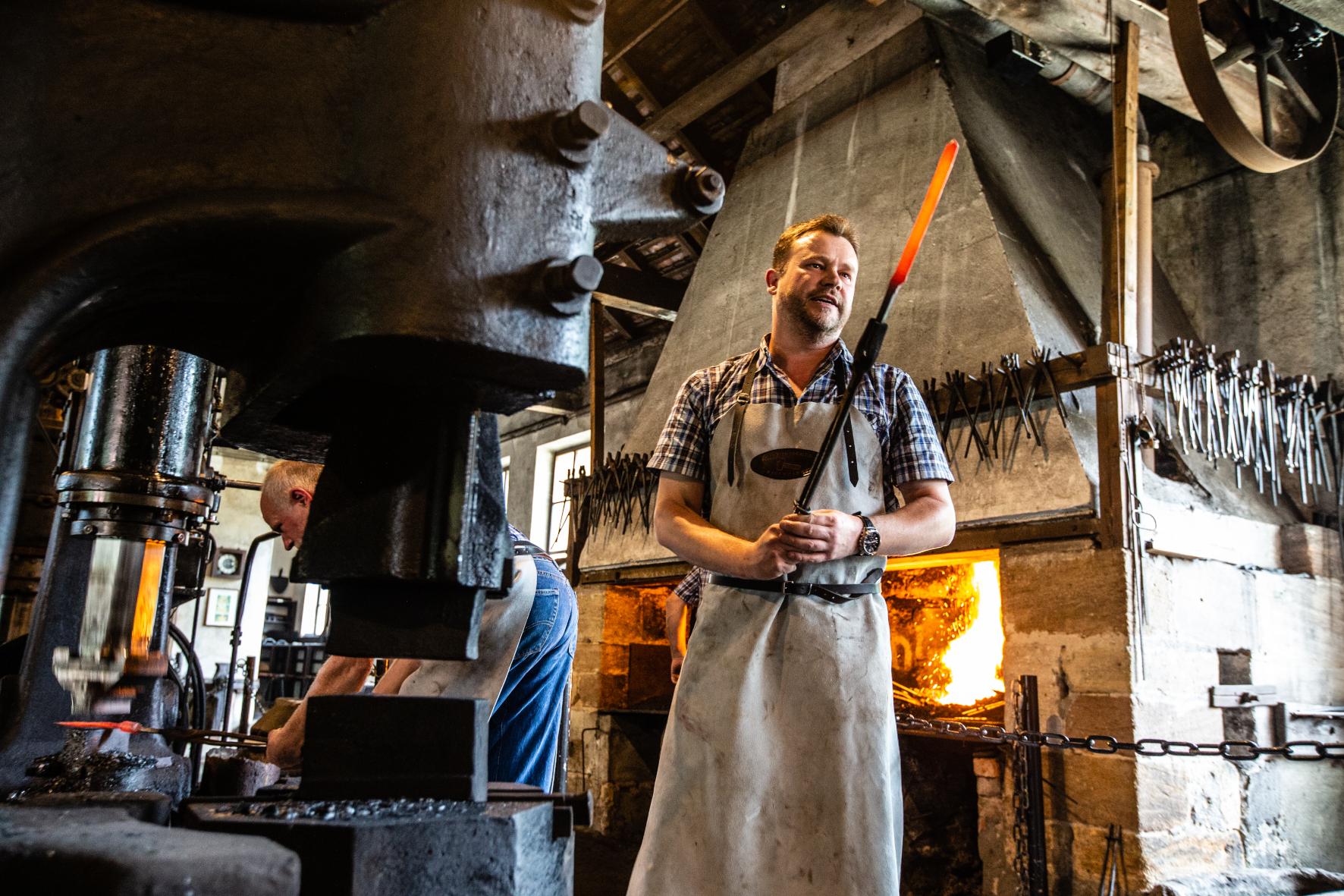 Über fünf Generationen war der Eisenhammer im Besitz der Familie Schäff, einer weit verzweigten Hammerschmiede-Dynastie. Heute wird das industriegeschichtliche Kleinod als lebendiges Museum geführt. Geöffnet ist es jedes Jahr von April bis Oktober. Neben der Dauerausstellung locken vor allem die regelmäßigen Schauschmiede-Vorführungen und die Kurse, bei denen die Teilnehmer innerhalb von zwei Tagen ihr eigenes Messer anfertigen lernen.