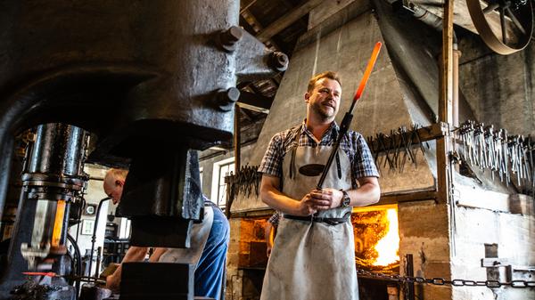 Über fünf Generationen war der Eisenhammer im Besitz der Familie Schäff, einer weit verzweigten Hammerschmiede-Dynastie. Heute wird das industriegeschichtliche Kleinod als lebendiges Museum geführt. Geöffnet ist es jedes Jahr von April bis Oktober. Neben der Dauerausstellung locken vor allem die regelmäßigen Schauschmiede-Vorführungen und die Kurse, bei denen die Teilnehmer innerhalb von zwei Tagen ihr eigenes Messer anfertigen lernen.