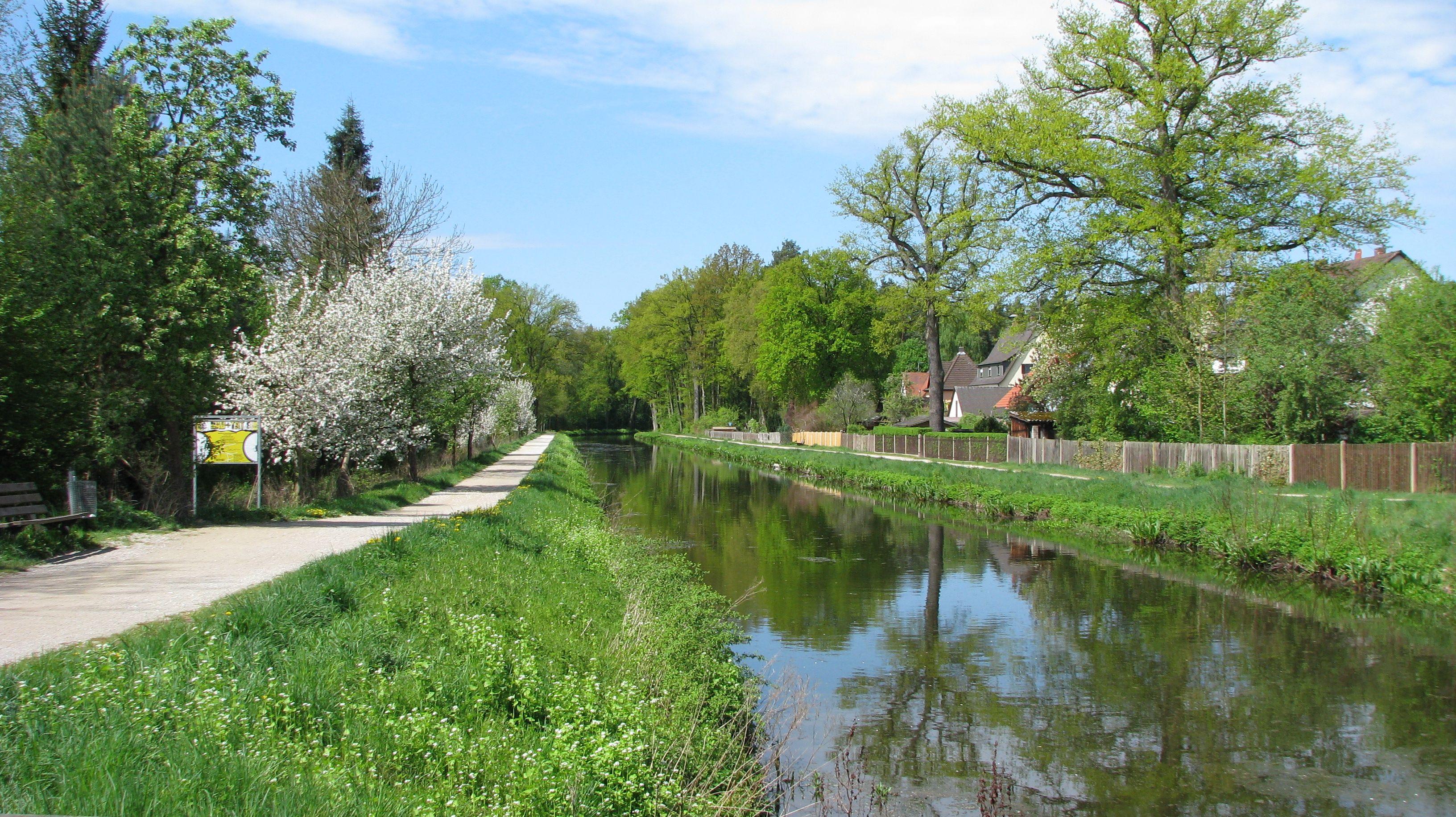 Er ist ein Klassiker für entspannte Spaziergänge und Fahrradtouren: Der Alte Kanal oder Ludwig-Main-Donau-Kanal, der im 19. Jahrhundert zwischen Kelheim und Bamberg geschaffen wurde. Südlich von Nürnberg, wo die Wasserstraße für den Bau des Frankenschnellwegs geopfert wurde, streift er auch den Landkreis Roth. Am Waldrand entlang, vorbei an Schloss Kugelhammer, geht es durch den Wendelsteiner Ortsteil Röthenbach bei St. Wolfgang. Etwa fünf Kilometer sind es bis zur idyllischen Lände Wendelstein. Von dort sind sowohl die Gasthöfe im Ortskern als auch der Walderlebnispfad im Forst Kleinschwarzenlohe mühelos erreichbar.