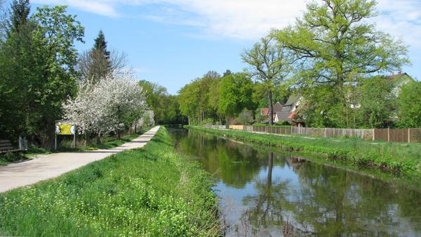 Er ist ein Klassiker für entspannte Spaziergänge und Fahrradtouren: Der Alte Kanal oder Ludwig-Main-Donau-Kanal, der im 19. Jahrhundert zwischen Kelheim und Bamberg geschaffen wurde. Südlich von Nürnberg, wo die Wasserstraße für den Bau des Frankenschnellwegs geopfert wurde, streift er auch den Landkreis Roth. Am Waldrand entlang, vorbei an Schloss Kugelhammer, geht es durch den Wendelsteiner Ortsteil Röthenbach bei St. Wolfgang. Etwa fünf Kilometer sind es bis zur idyllischen Lände Wendelstein. Von dort sind sowohl die Gasthöfe im Ortskern als auch der Walderlebnispfad im Forst Kleinschwarzenlohe mühelos erreichbar.