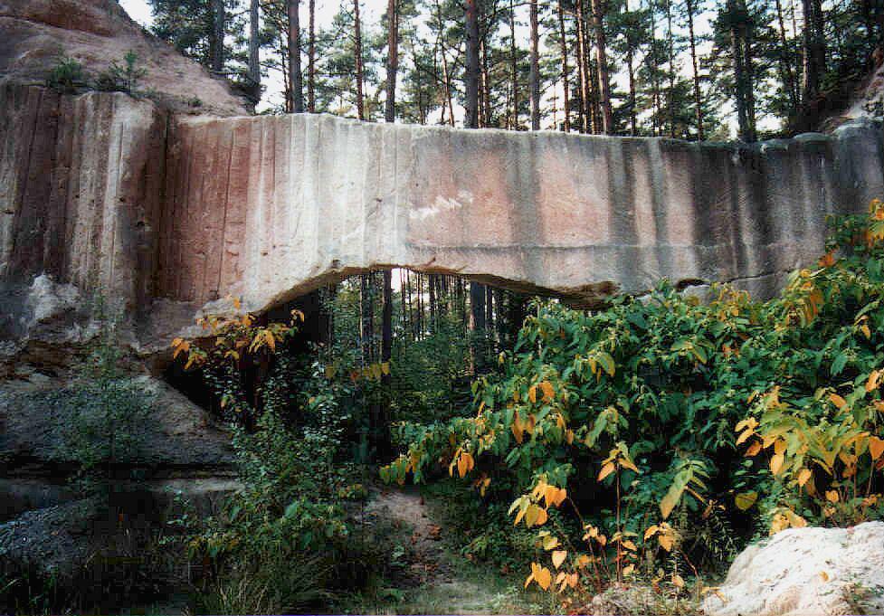 Hinter dichten Kiefernwäldern verbirgt sich im südlichen Mittelfranken eine atemberaubende Felskulisse mit steilen Wänden, buschbestandenen Sandflächen und Steinbögen. 2010 hat das Bayerische Umweltministerium die Wernsbacher Steinbrüche in die Liste "Bayerns schönste Geotope" aufgenommen. Das mehrere Quadratkilometer große Gebiet bei Georgensgmünd ist ein schönes Ziel für Wanderer zu beinahe jeder Jahreszeit.