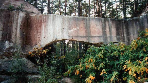 Hinter dichten Kiefernwäldern verbirgt sich im südlichen Mittelfranken eine atemberaubende Felskulisse mit steilen Wänden, buschbestandenen Sandflächen und Steinbögen. 2010 hat das Bayerische Umweltministerium die Wernsbacher Steinbrüche in die Liste "Bayerns schönste Geotope" aufgenommen. Das mehrere Quadratkilometer große Gebiet bei Georgensgmünd ist ein schönes Ziel für Wanderer zu beinahe jeder Jahreszeit.