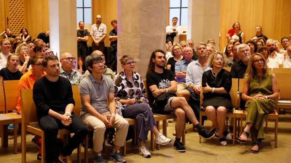 Sie konnten sich über Auszeichnungen beim NN-Kunstpreis 2023 freuen (von links): Benjamin Moravec erhielt den ersten Preis, der mit 8.500 Euro dotiert ist. Changhee Nam nahm den zweiten Preis (5.500 Euro) entgegen. Mit dem dritten Preis (3.000 Euro) wurde Lisa Lang ausgezeichnet. Weitere Kunstpreise (je 2.000 Euro) gingen an Michael Grebner, Frauke Meszaros, Gudrun Schüler und Stella Wanisch (sie musste sich krankheitsbedingt entschuldigen und ist nicht auf dem Foto).