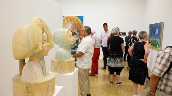 Der Künstler Patrick Niesel schaffte es mit viel Tuchfüllung auf den Köpfen seiner Holzskulpturen in die Ausstellung.