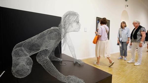 Wie zum Sprung bereit lauert das verzinkte Sechsdrahtgeflecht "Don't look back" des Künstlers Christoph Klug auf das Publikum.