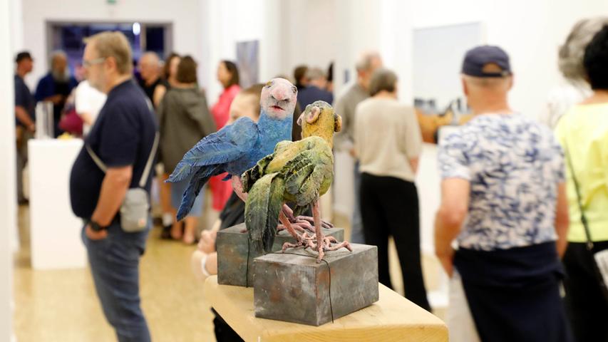 Die zwei schrägen Vögel mit dem Titel "Die Jury" reichte die Künstlerin Britta Reithmeier bei der Kunstpreis-Jury ein - und landete mit ihren Viechern aus Clothmache und Holz erfolgreich in der Schau.