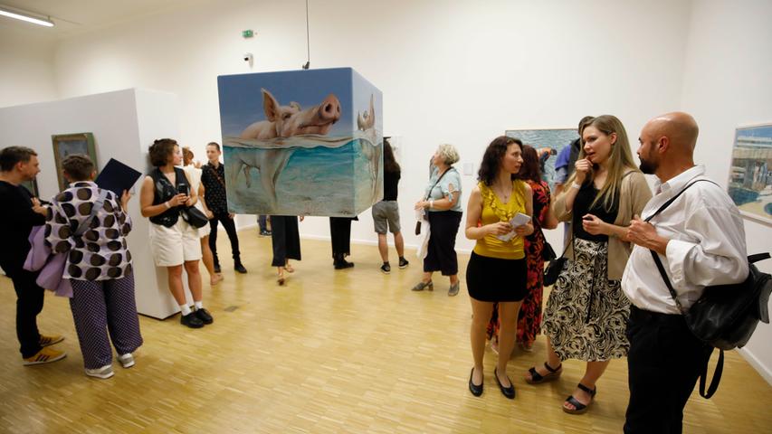 Ein tierischer Hingucker ist in der NN-Kunstpreis-Ausstellung das Ölbild "Schwein hoch vier", das als viereckiger, bemalter Kasten im Kunsthaus baumelt.