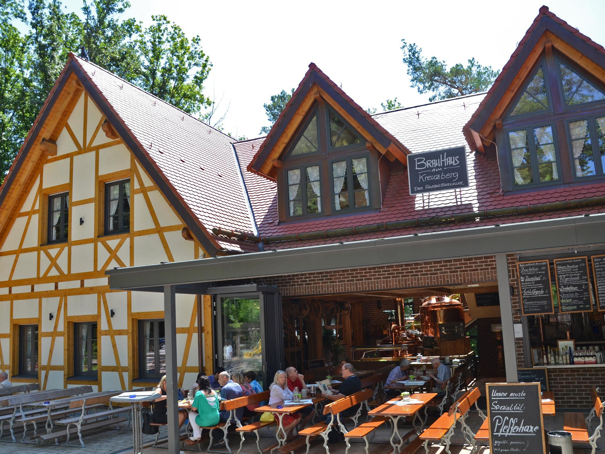 Bei den Top zehn angekommen, steht auch schon das Brauhaus am Kreuzberg in Hallerndorf bereit. In einer offenen Küche zubereitet gibt es Braten, Fisch, Brotzeiten, Salate und dazu die wichtigste aller Beilagen: Klöße. Alles hausgemacht aus Naturprodukten der Region. Geöffnet ist immer Donnerstag bis Sonntag ab 11 Uhr. Wer während der Schließzeiten Lust auf Bier, Edelbrände, Liköre oder Whisky des Brauhauses hat, kann diese bestellen. // Kreuzberg 1, 91352 Hallerndorf