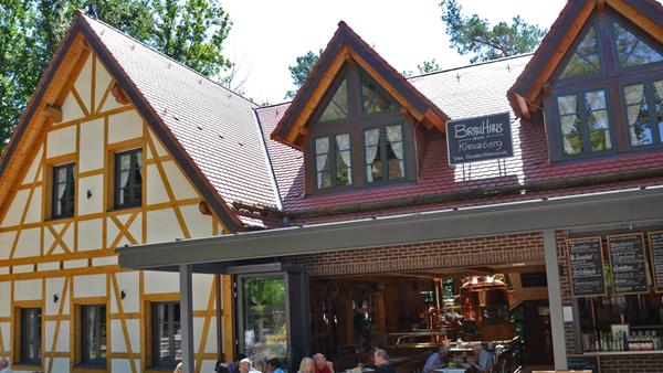 Bei den Top zehn angekommen, steht auch schon das Brauhaus am Kreuzberg in Hallerndorf bereit. In einer offenen Küche zubereitet gibt es Braten, Fisch, Brotzeiten, Salate und dazu die wichtigste aller Beilagen: Klöße. Alles hausgemacht aus Naturprodukten der Region. Geöffnet ist immer Donnerstag bis Sonntag ab 11 Uhr. Wer während der Schließzeiten Lust auf Bier, Edelbrände, Liköre oder Whisky des Brauhauses hat, kann diese bestellen. // Kreuzberg 1, 91352 Hallerndorf